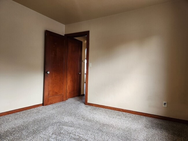 Building Photo - Cozy 2 Bedroom Duplex With Detached Garage