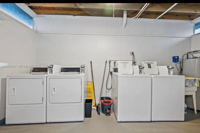 Building Photo - 1561 NE 12th Terrace