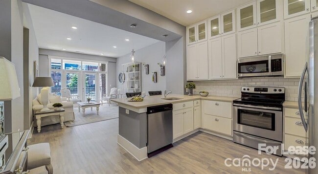 Building Photo - 16408 Holly Crest Ln