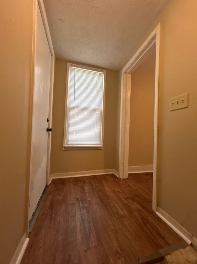 Building Photo - Charming 2-Bedroom, 1-Bathroom Home with B...