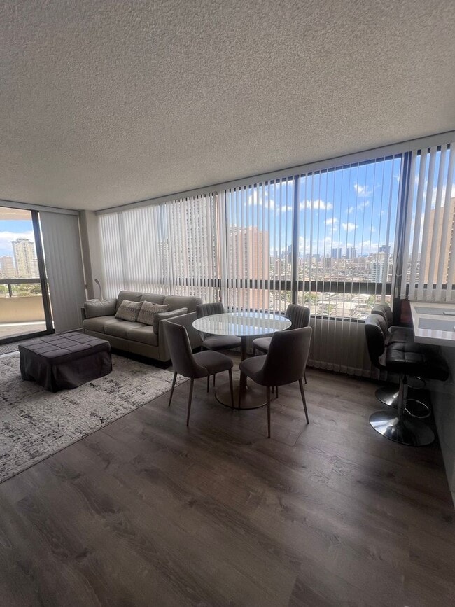 Building Photo - 2 Bedroom, 2 Bath, 2 Parking, AC at Iolani Court Plaza