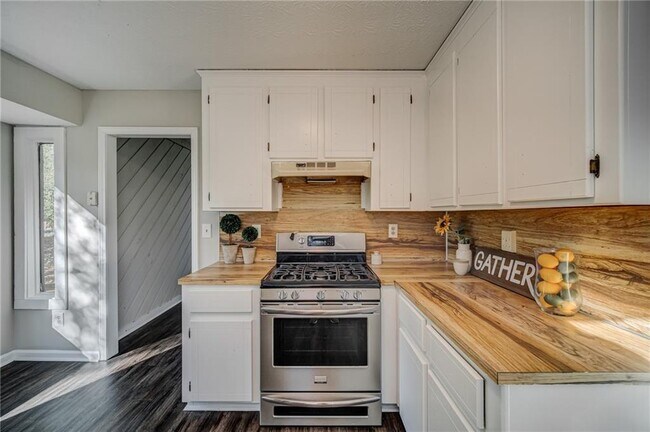 Building Photo - 4060 Oak Ferry Dr NE