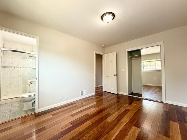 Building Photo - Gorgeously Updated 4-Bed/3-Bath Home & Ent...