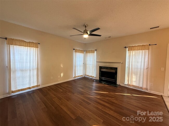 Building Photo - 111 Foxtail Dr