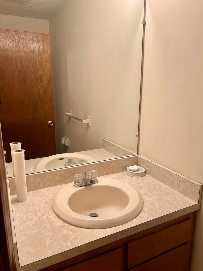 Building Photo - 649 Middle Tpke E