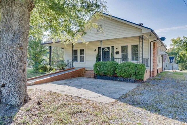 Building Photo - Three-Bed Home w/ Fenced in BackYard in the Heart of Durham