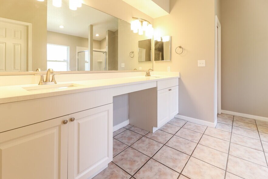 Building Photo - 3304 Pin Oak Ln