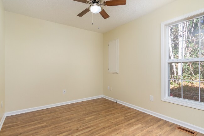 Building Photo - 123 Whitaker Rd