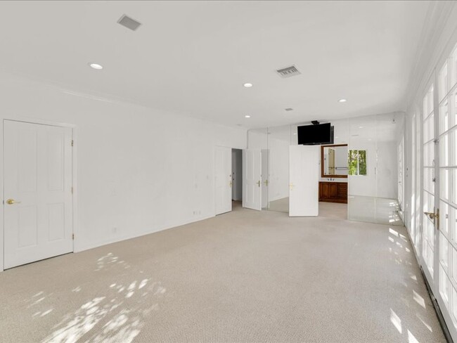Building Photo - 9654 Wendover Dr