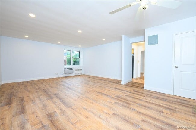 Building Photo - 3 Sadore Ln