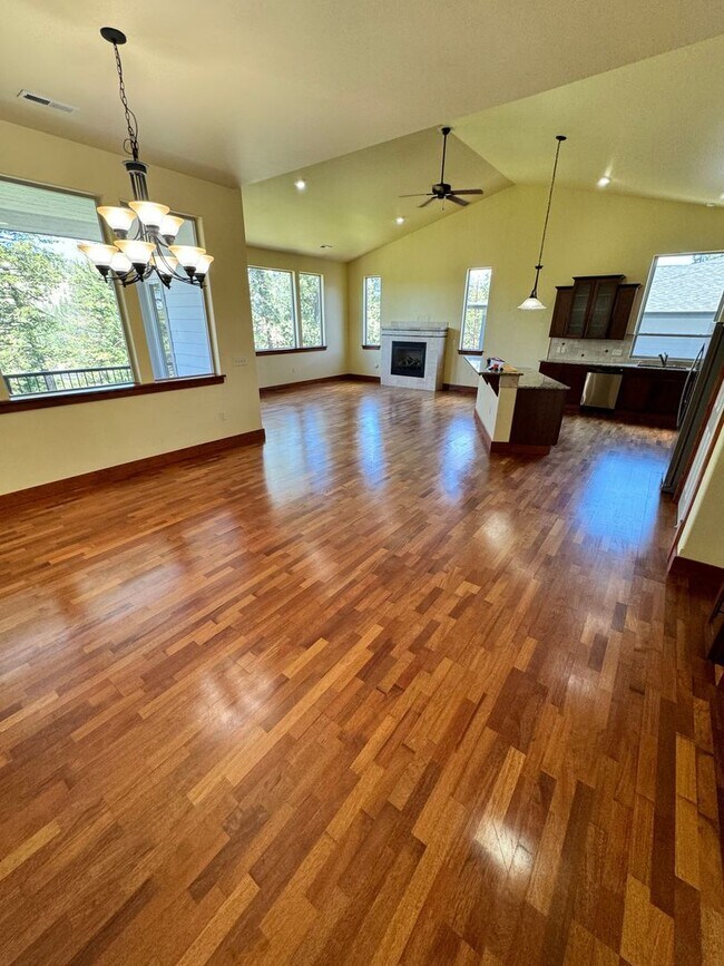 Building Photo - Stunning 4-Bedroom Home with Valley Views ...