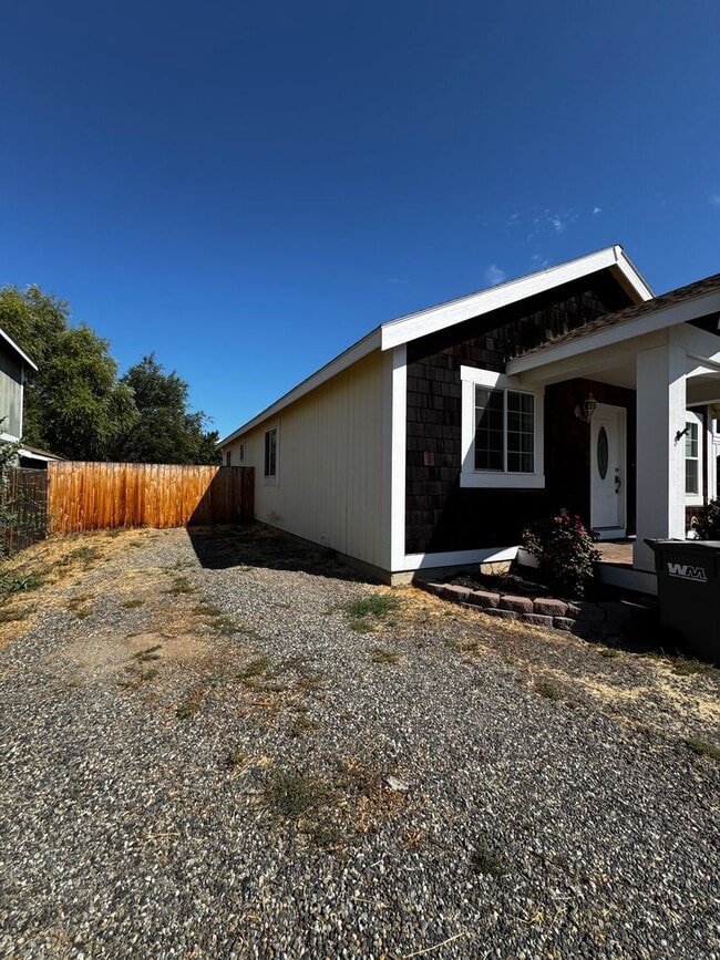 Building Photo - 707 W 11th Ave