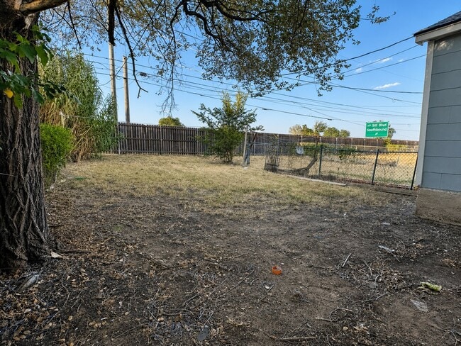 Building Photo - 1181 NW Ozmun Ave