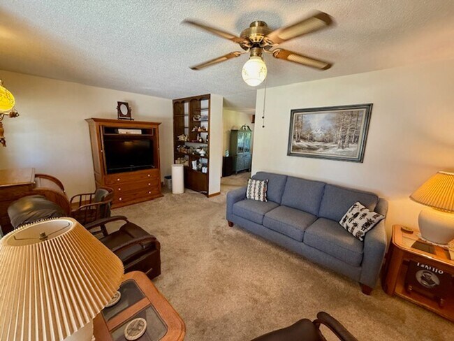 Building Photo - Unbelievable Lakewood Home