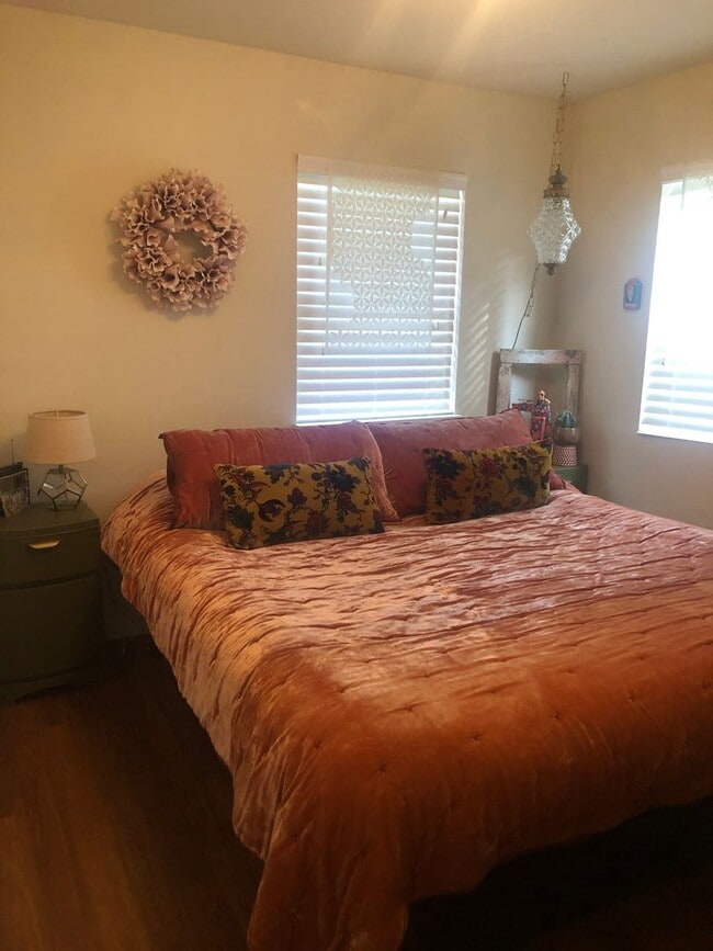 Building Photo - CHARMING 2 BED/1 BATH COZY COTTAGE LOCATED...