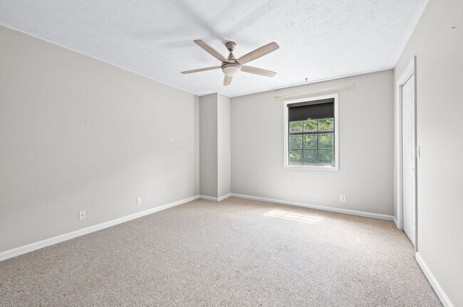Building Photo - Awesome updated 2BR/1.5BA townhome in Bell...
