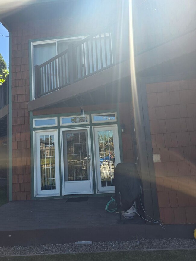Building Photo - 3 Bedroom 3 Bath condo