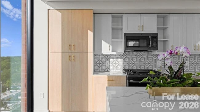 Building Photo - 124 E Kingston Ave