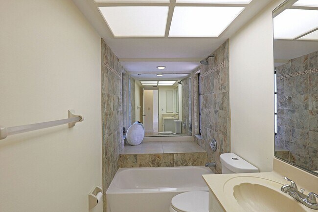 Building Photo - North Fort Myers Single Family Home AVAILABLE NOW