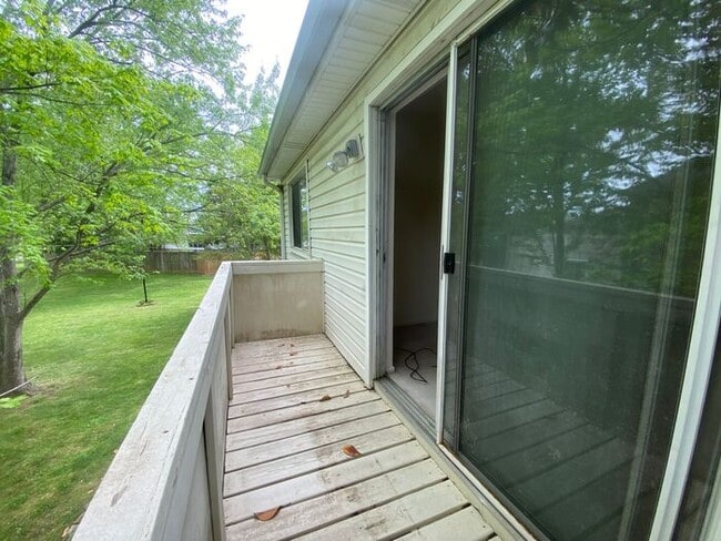 Building Photo - Wonderful Bellevue Condo in Creekside Meadows!