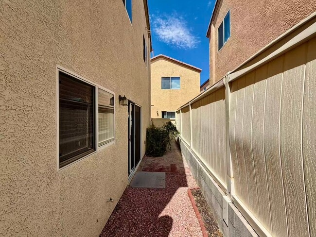 Building Photo - 884 Blue Rosalie Pl