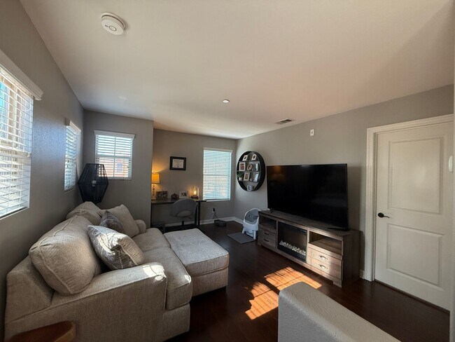 Building Photo - Tri-level 3-bedroom 3-bathroom townhouse located in Chula Vista, CA