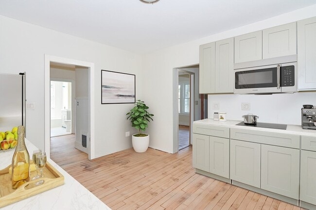 Building Photo - 350 King St