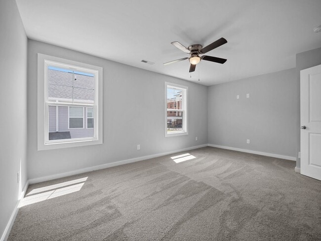 Building Photo - Large 3 story townhome near beach with com...