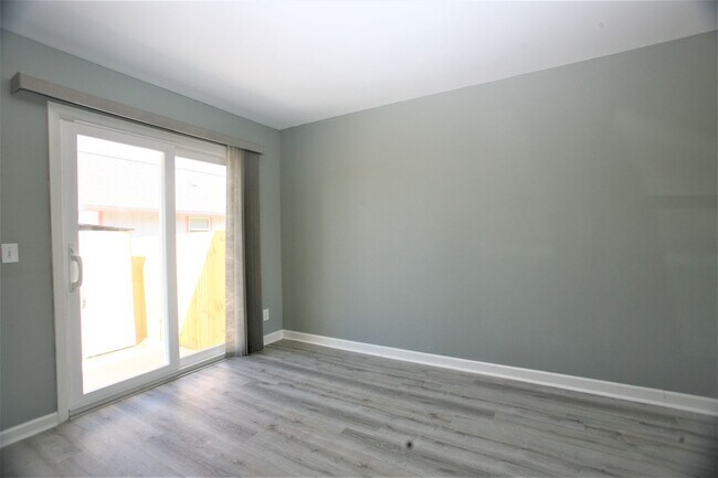 Building Photo - Beautifully updated 1 bedroom apartment within walking distance to the beach!