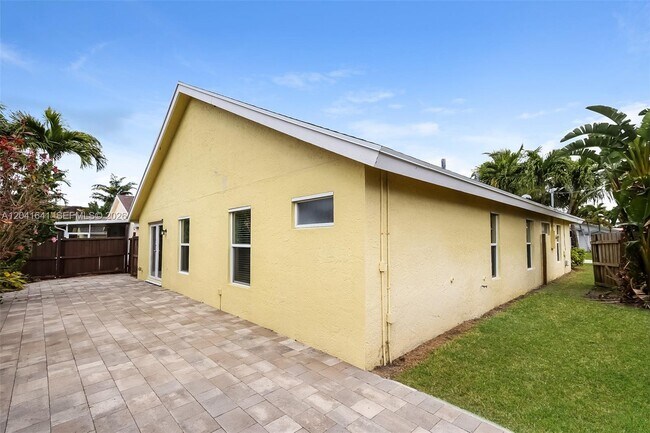 Building Photo - 6484 Robinson St