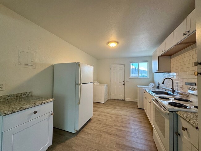Building Photo - 2 Bedroom 1 Bath In Lakewood! Available Now!!