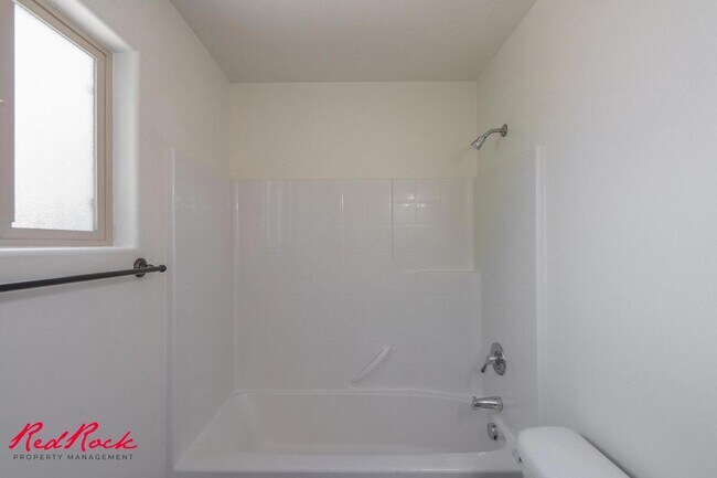 Building Photo - DOG-FRIENDLY 3 Bedroom Townhome with INTERNET INCLUDED!