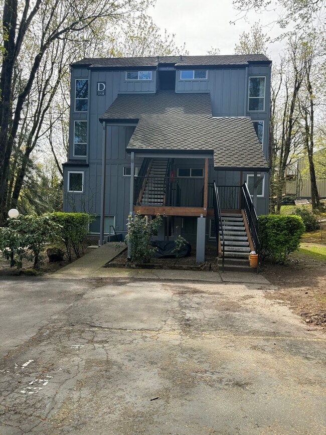 Building Photo - Refreshed Rental Rate One-Bedroom Condo Lo...