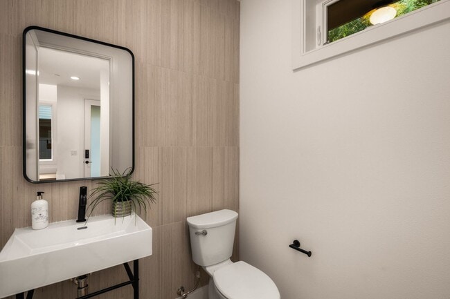 Building Photo - 2bd/3ba Kirkland Home