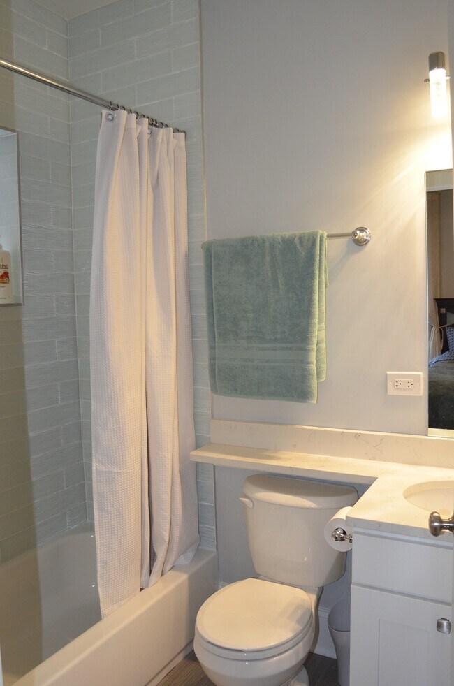 Building Photo - Beautiful penthouse unit in Lakeview