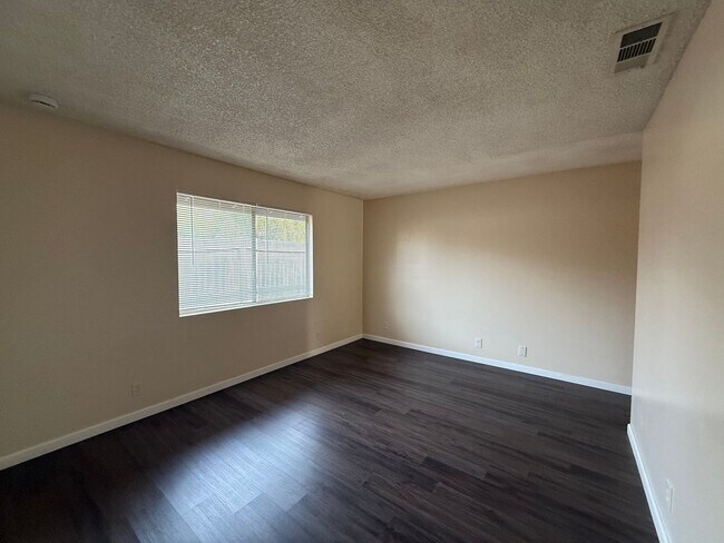 Building Photo - Beautiful Condo!