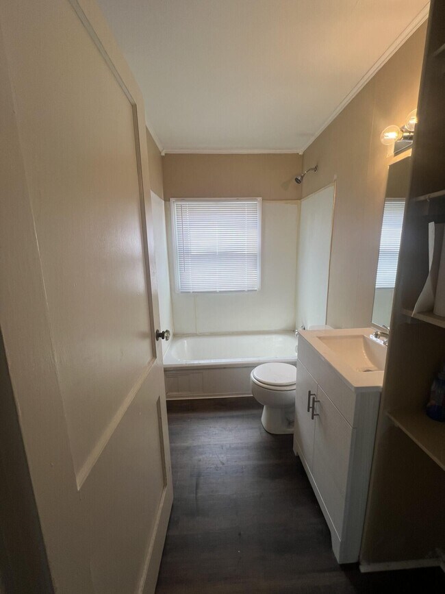 Building Photo - 960 Meadow Ln