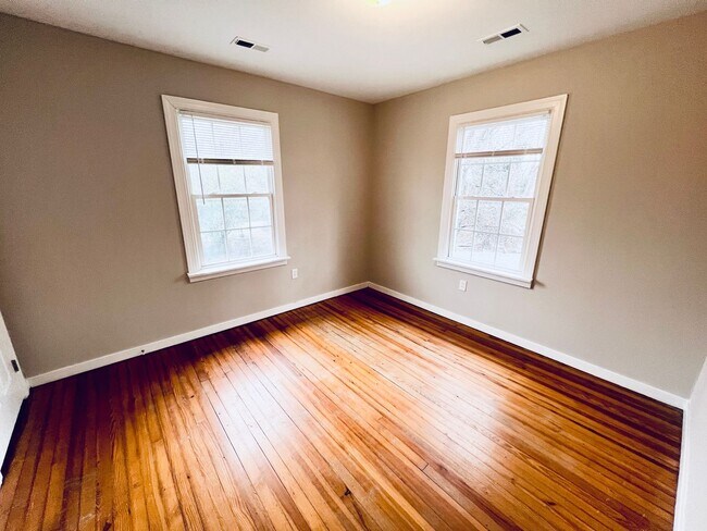 Building Photo - Beautifully Renovated 4bdrm/2bth Home Located in Richmond's Southside!!