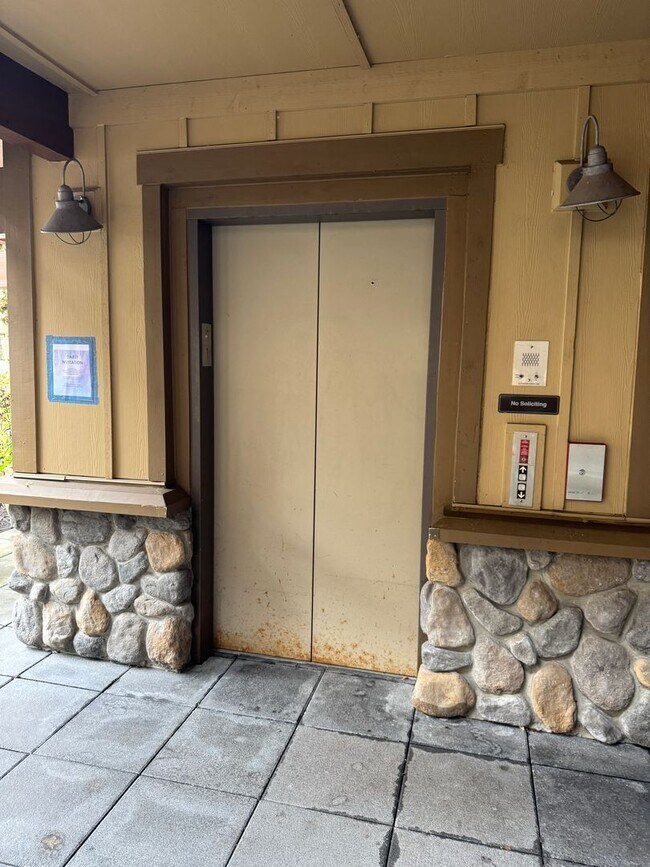 Building Photo - Issaquah 1bed Condo