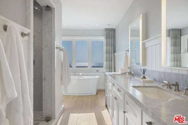 Building Photo - 1347 Palisades Beach Rd