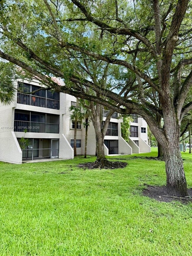 Building Photo - 210 Lakeview Dr