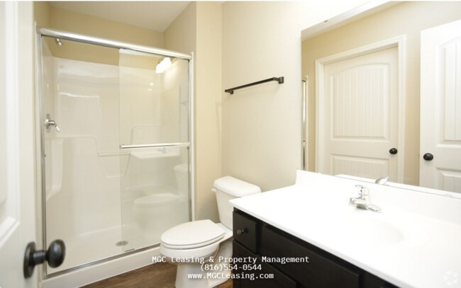 Building Photo - Eagle Creek Townhome with a bedroom on the 1st Floor in Lee's Summit!