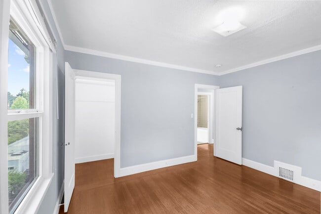 Building Photo - 733 Grosvenor Pl