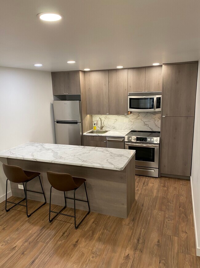 Building Photo - 420 W Aldine Ave