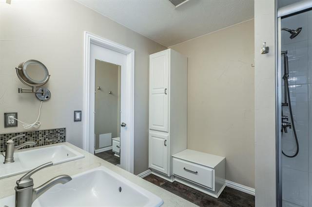 Building Photo - 3300 Wells Dr