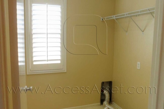 Building Photo - Beautiful Three Bedroom, Curb Appeal Home!