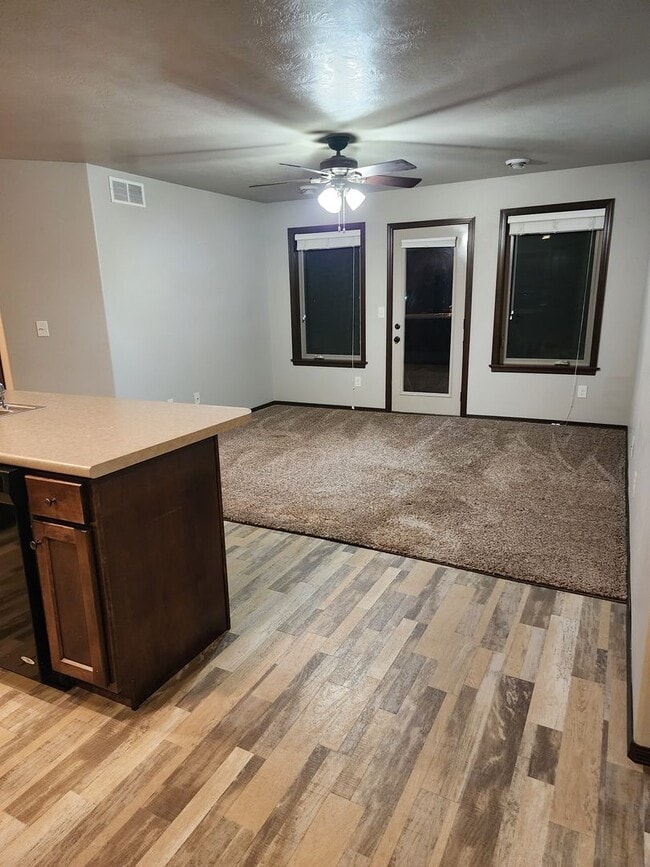 Building Photo - Three bedroom two bathroom Twin home