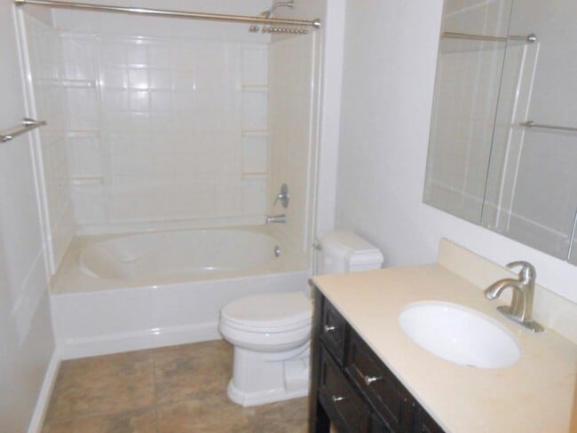 Building Photo - Beautiful Condo in The Falls Gated Communi...