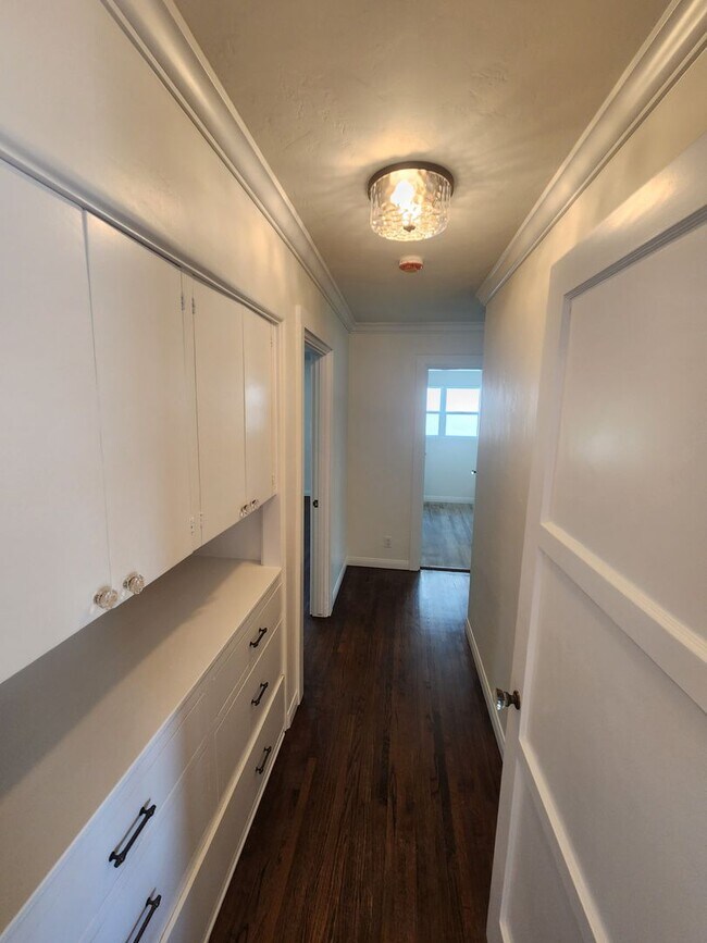 Building Photo - 4950 Rosehedge Dr