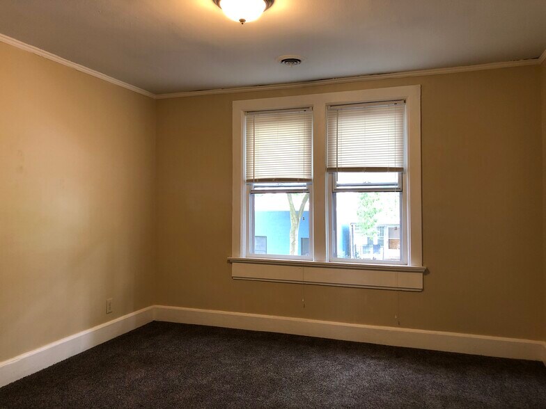 Building Photo - 2213 S Robinson Ave